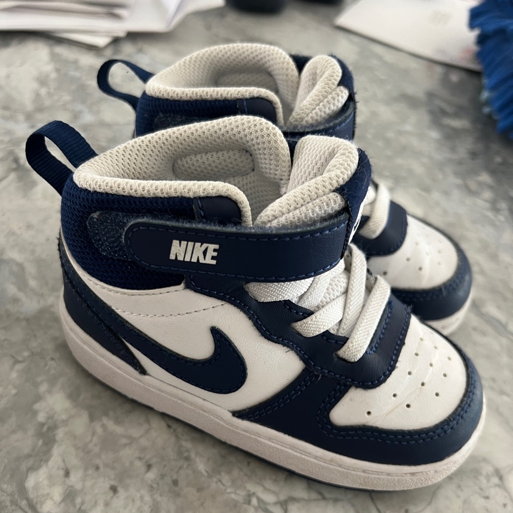 Toddler Nike sneakers size 7 high tops white and blue. C07784-107
